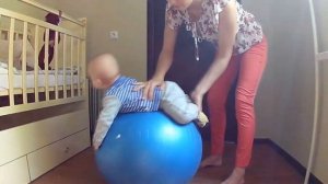 Упражнение на фитболе для грудничков от 4 месяцев