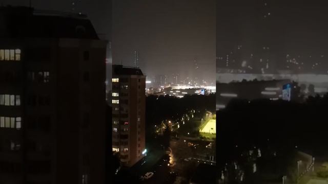 Удар молнии в секции D3-D4 "Селигер Сити", Москва, Ильменский проезд, 14. Ливень и гроза 07.07.2020 смотреть онлайн