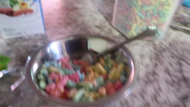 SOUR PATCH KIDS CEREAL AND CANDY MIXED TOGETHER TASTE TEST! смотреть онлайн