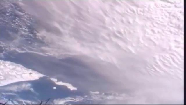НЛО и прикольные облака ... UFO and funy clouds смотреть онлайн