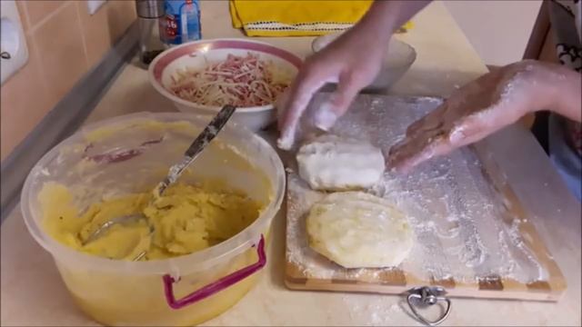 КАРТОФЕЛЬНЫЕ ЛЕПЕШКИ с колбасой и сыром ЗАВТРАК Рецепт простого ЗАВТРАКА смотреть онлайн