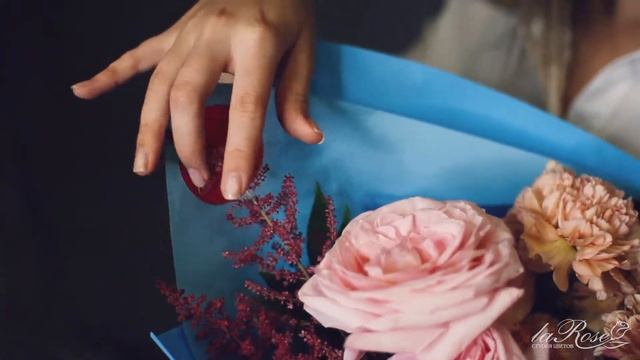 Букет из орхидеи Ванда, пионовидной розы, одиночной хризантемы, аллиума и астильбы смотреть онлайн