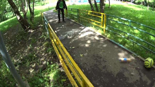 Что будет если разбить об асфальт пластмасовую бутылку Pepsi смотреть онлайн