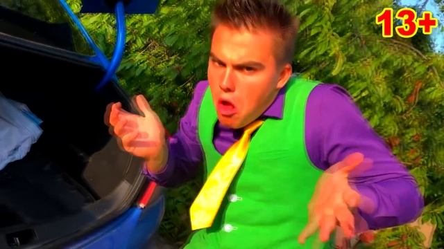 Green Man on Opel Stole Cars & Pays them VS Mr. Joe on Lamborghini Pulls Brushes 13+ смотреть онлайн