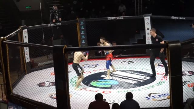 ТАДЖИК VS РУССКИЙ, ВСЕ ДУМАЛИ ЧТО ТАДЖИКСКИЙ БОЕЦ ВЫИГРАЛ РУССКОГО! смотреть онлайн
