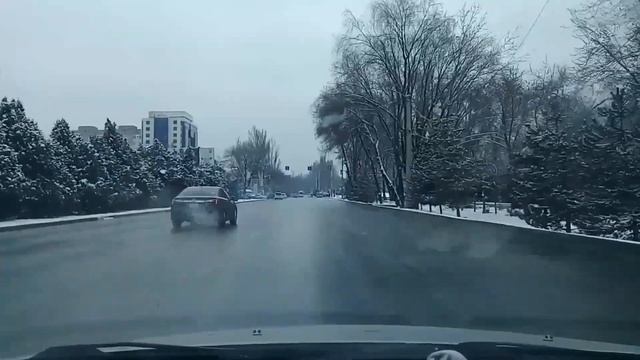 Экскурсия по Городу Бишкек! Поездка в ЦУМ улица Шопокова! Снег в Бишкеке. смотреть онлайн