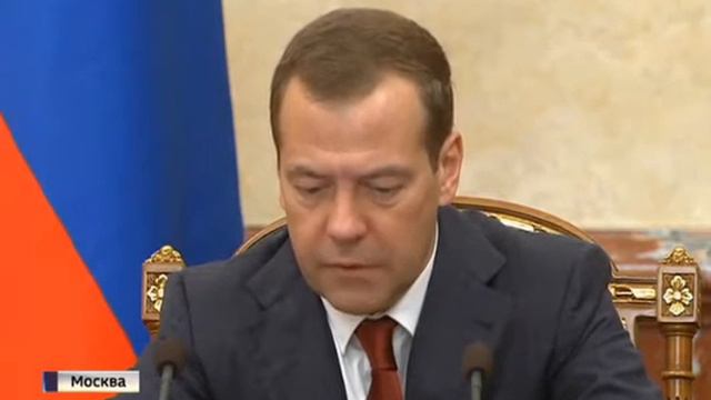 Дмитрий Медведев в помятом пиджаке на 2 размера большего размера смотреть онлайн