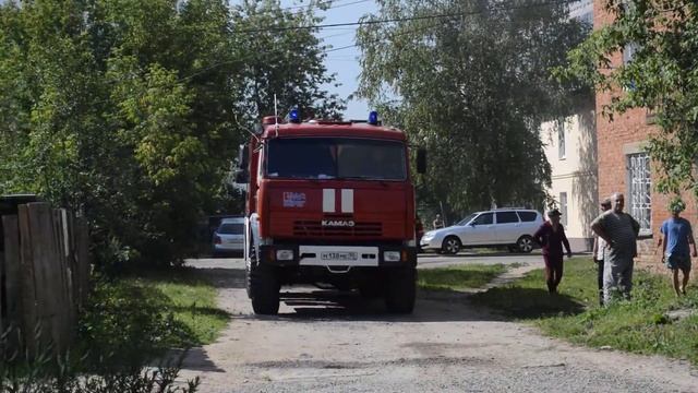 Пожарная машина отъезжает за водой. 8 июля 2014 года, Запрудня. смотреть онлайн