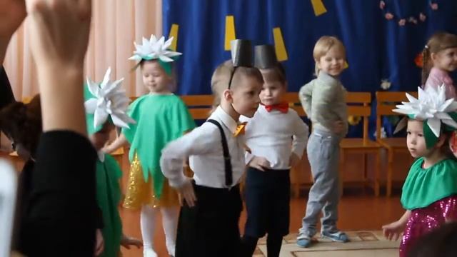Утренник на 8 марта - песенка "Солнышко лучистое" смотреть онлайн