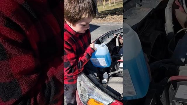 Son Learns to Fill Windshield Washer Fluid || ViralHog смотреть онлайн