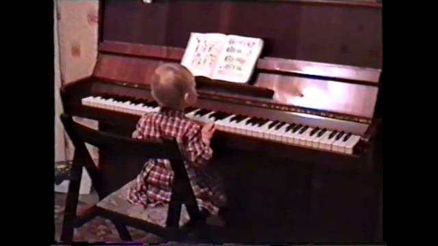 Девочка играет на пианино / Little girl plays on piano смотреть онлайн