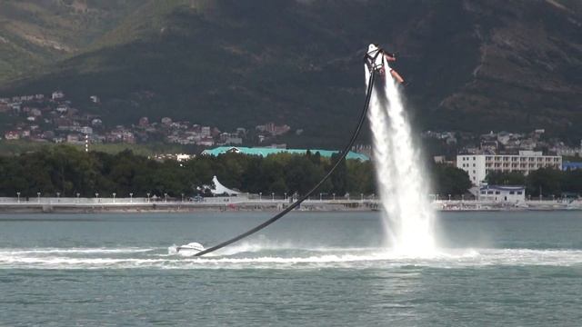 Jetlev-Flyer Бешеные круги и падение с 8 метров смотреть онлайн