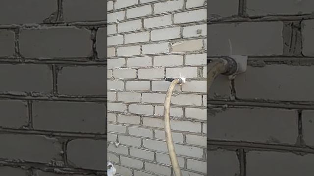Утеплитель Пеноизол выходит из трещин в кладке кирпичей из пустот в стене. смотреть онлайн