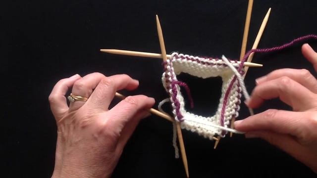 Joining and Neatening Yarn Tails in the Round смотреть онлайн