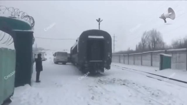 В Казани снегоуборочный поезд протаранил вагоны для перевозки заключенных смотреть онлайн