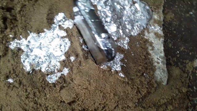 Что будет, если вылить на телефон свинец !? смотреть онлайн