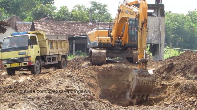 Excavator hyundai 220lc loads red dirt into dump truck смотреть онлайн