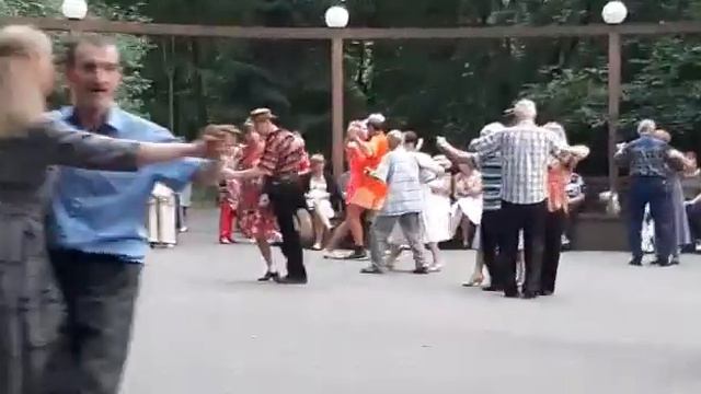 26) Танго Бесаме мучо // Танцы в Царицыно 07.08.2022 смотреть онлайн