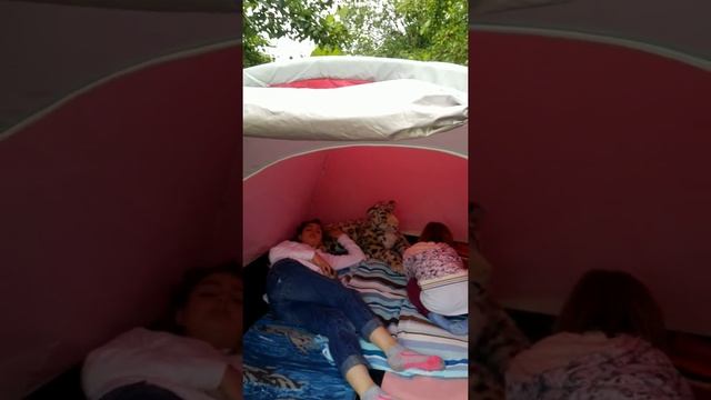 Украина, Киев, дача, возводим палатку. смотреть онлайн