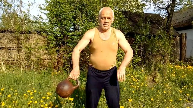 Что будет, если крутить гирю вокруг себя? Кувырки гири 16 кг 65 раз в 64 года. смотреть онлайн