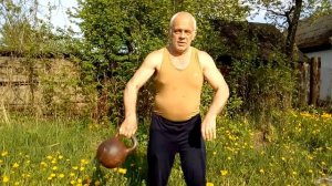 Что будет, если крутить гирю вокруг себя? Кувырки гири 16 кг 65 раз в 64 года.