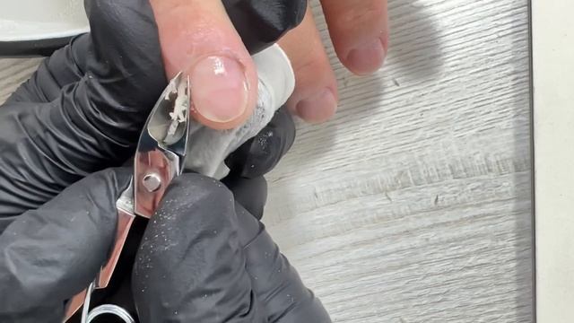 Классический обрезной маникюр.