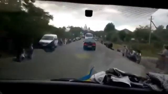 Смотрите, россияне, как Западная Украина встречает погибшего ГЕРОЯ УКРАИНЫ смотреть онлайн