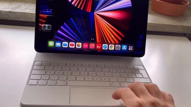 iPad Pro 12.9 5th generation inch M1 2021 with Magic Keyboard white смотреть онлайн