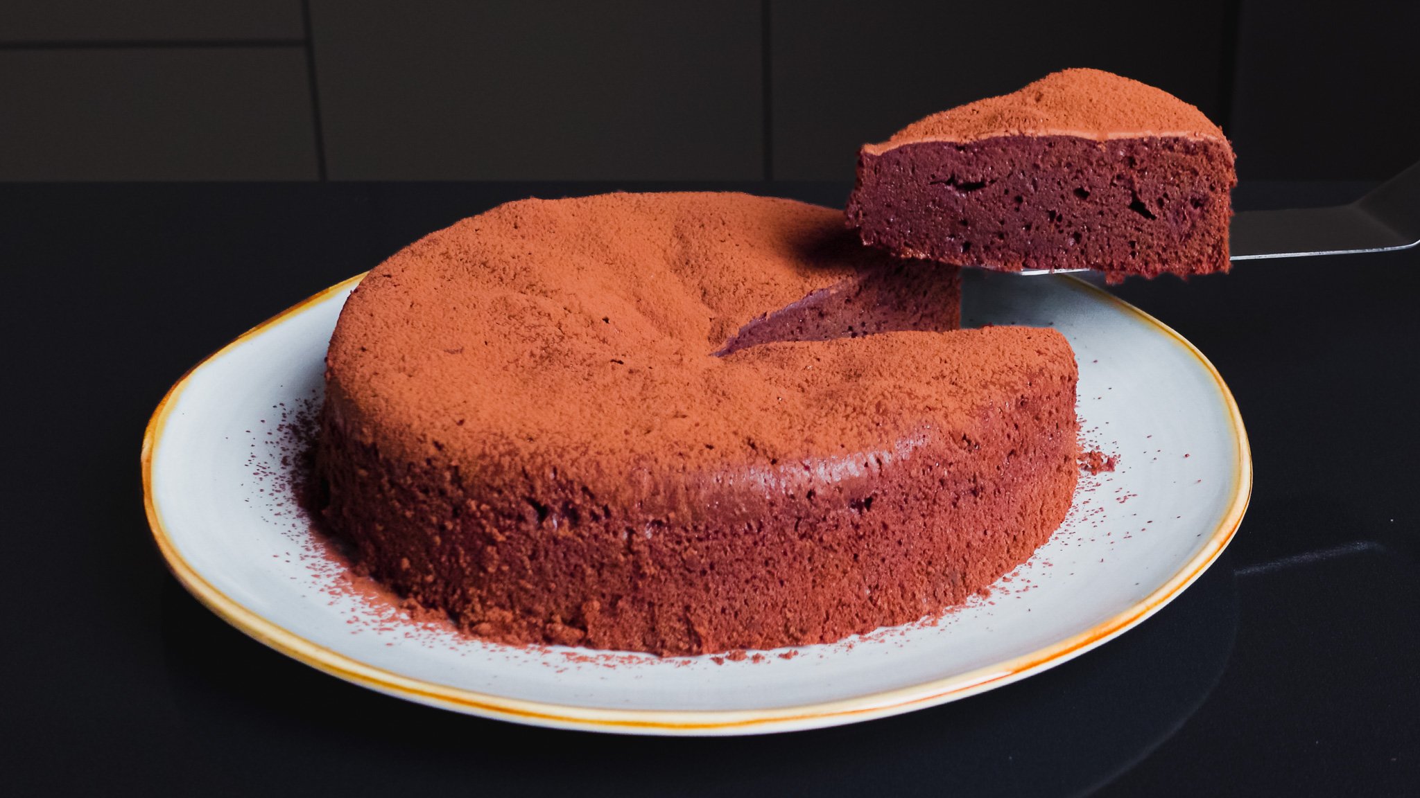 Как приготовить необычный шоколадный пирог всего из 2 ингредиентов. Пошаговый рецепт смотреть онлайн