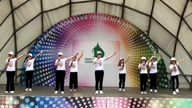 Мы Рисуем разноцветные картинки, оранжевое небо в облаках, лето, краски, счастливые дети России￼￼, смотреть онлайн