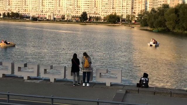 Minsk Belarus, уличные музыканты на набережной Свислочи около Дворца Спорта на проспекте Победителе смотреть онлайн