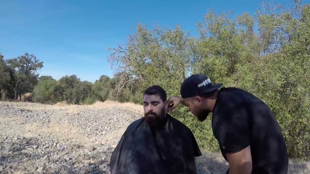 Невироятно! Стрижка на природе. WOW Crazy HairCut in The Park. смотреть онлайн