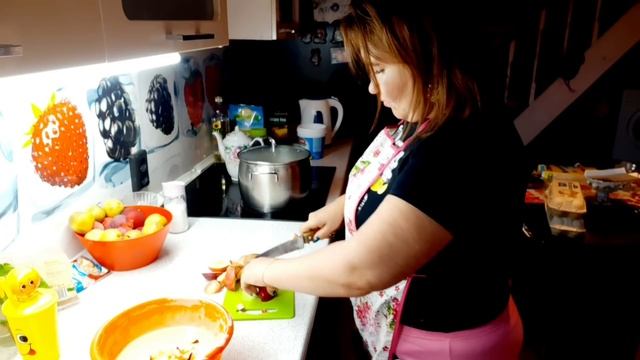 Пеку?? шарлотку нямка? смотреть онлайн