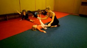 Растягиваю детей на поперечный шпагат