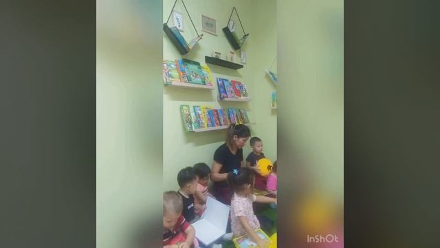 Рассматривание книг с рисунками о природе. Младшая группа “Балапан”