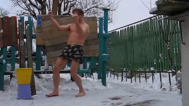 Купание в снегу. Зима 2007года. смотреть онлайн