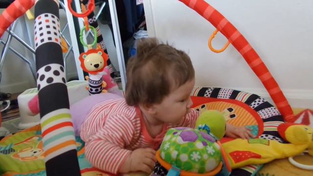 Учимся лежать на животе. Готовимся ползать. смотреть онлайн