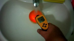 Замер температуры горячей воды из крана