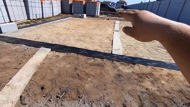 первый ряд блоков (подготовка основания, гидроизоляция, укладка) смотреть онлайн