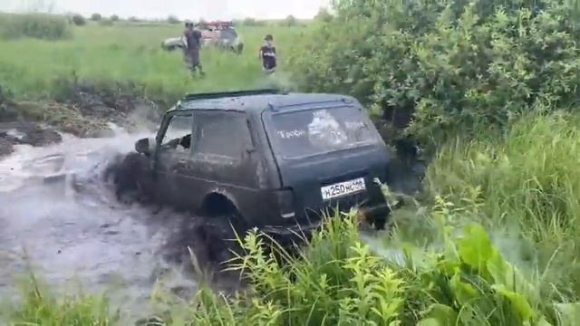 Нива на огромных тапках в болоте смотреть онлайн