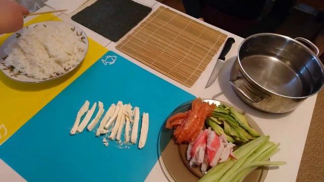 УЧИМСЯ ГОТОВИТЬ СУШИ РОЛЛЫ ДОМА Домашние РОЛЛЫ РЕЦЕПТ Как приготовить роллы своими руками Просто смотреть онлайн