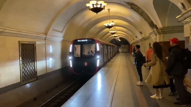 81-775 Москва 2020 прибывает на станцию Краснопресненская. смотреть онлайн