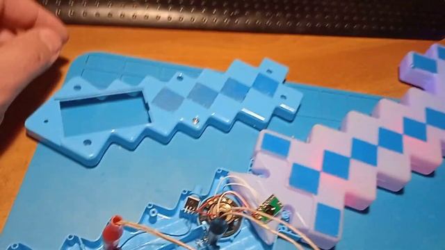 Toypost Лопата Майнкрафт пиксельная алмазная.