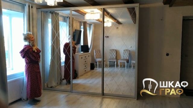 Шкаф-купе в прихожую с пескоструем ромбами на зеркале. смотреть онлайн