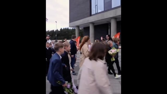 Дети Филиппа Киркорова Алла-Виктория и Мартин пошли в школу. День знаний, 01.09.2022 смотреть онлайн