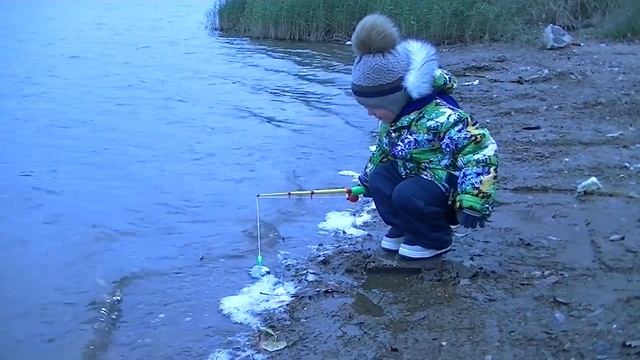 Детская рыбалка. Ловим игрушечных рыбок в озере. смотреть онлайн