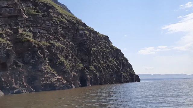 Вид на гору Тепсей с воды реки Енисей смотреть онлайн
