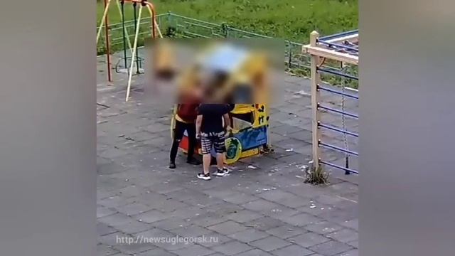 Хулиганы ломали кирпичом детскую площадку в Шахтерске смотреть онлайн