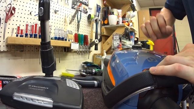 Electrolux UltraOne Deluxe Canister Vacuum review "EurekaLux" смотреть онлайн
