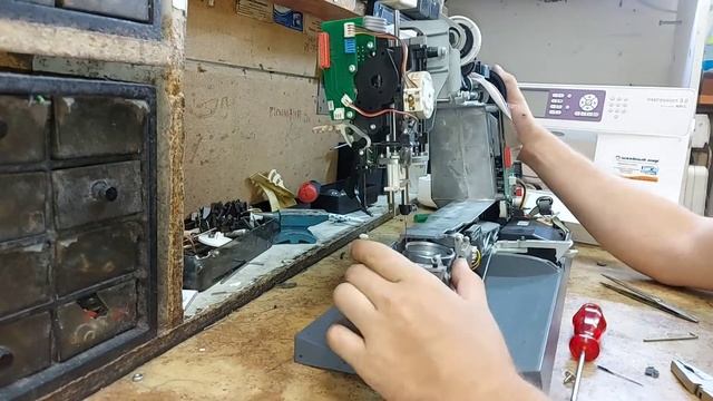 Швейная машина PFAFF пропускает. Разбор машинки, выявление причины неисправности. Часть 2 смотреть онлайн